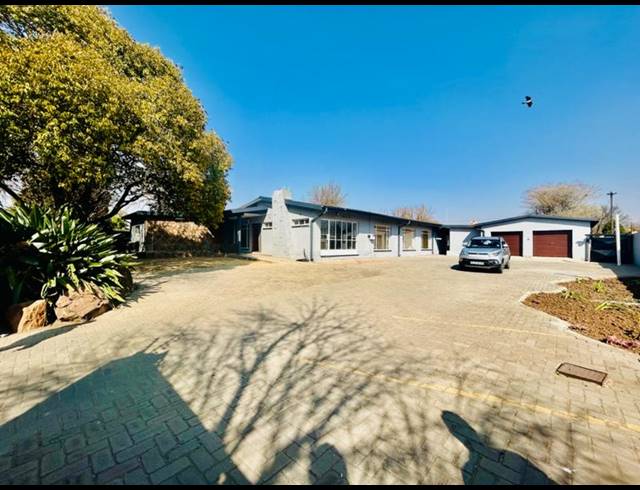 4 BEDROOM HOUSE FOR SALE IN VANDERBIJLPARK SW 1